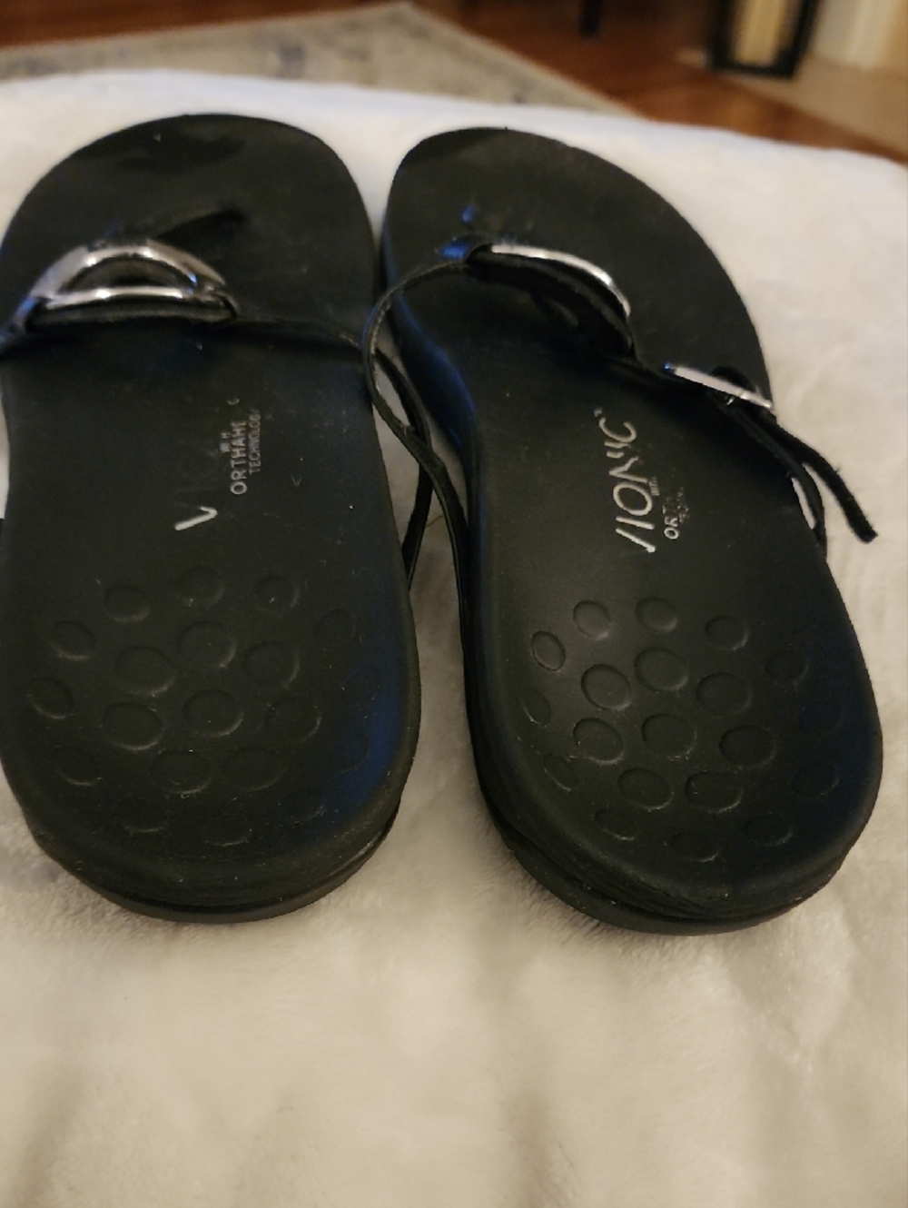 Vionic Orthaheel Black Women's Toe-Ring Sandals with Silver Ring Detail - Picture 4 of 6